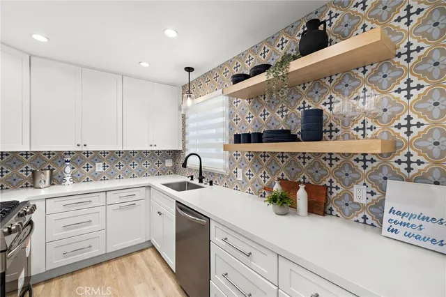 $6,900 | 207 Edgewater Place, Unit REAR, Newport Beach, CA 92661