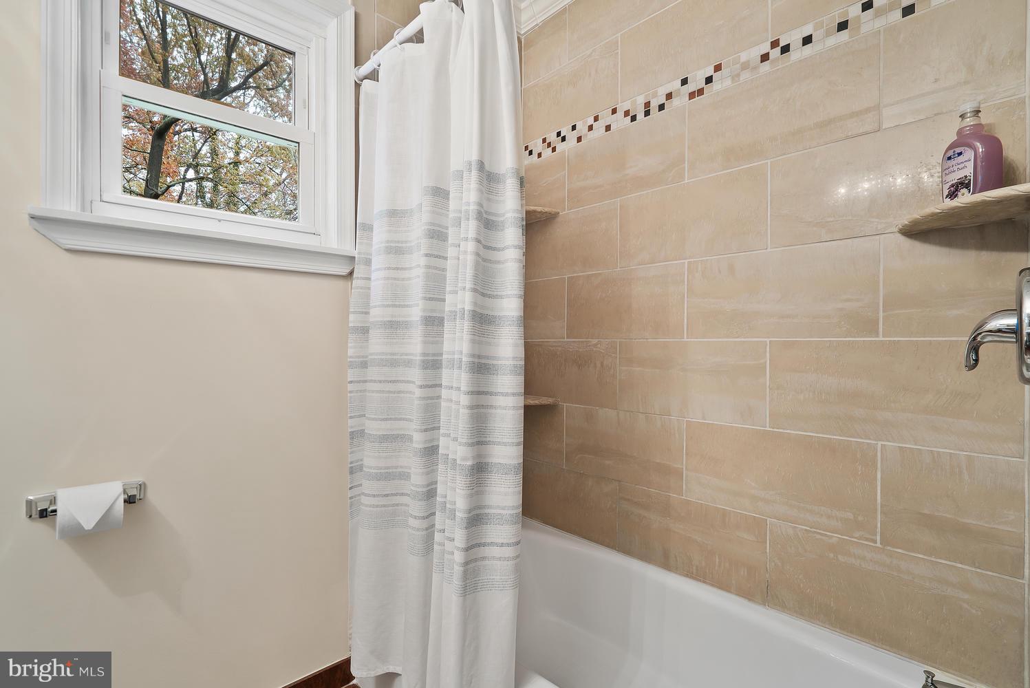 8121 Bon Air Road Baltimore, MD 21234 - Photo 20 of 33 Main bath