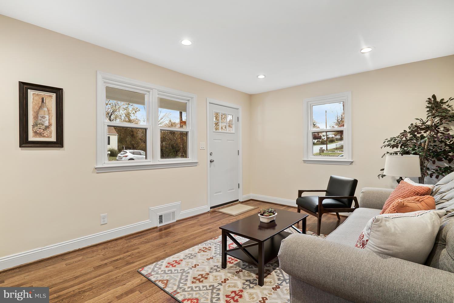 8121 Bon Air Road Baltimore, MD 21234 - Photo 6 of 33 Living room
