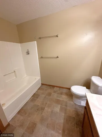 $1,250 | 831 Highview Drive, Unit C, New Richmond, WI 54017