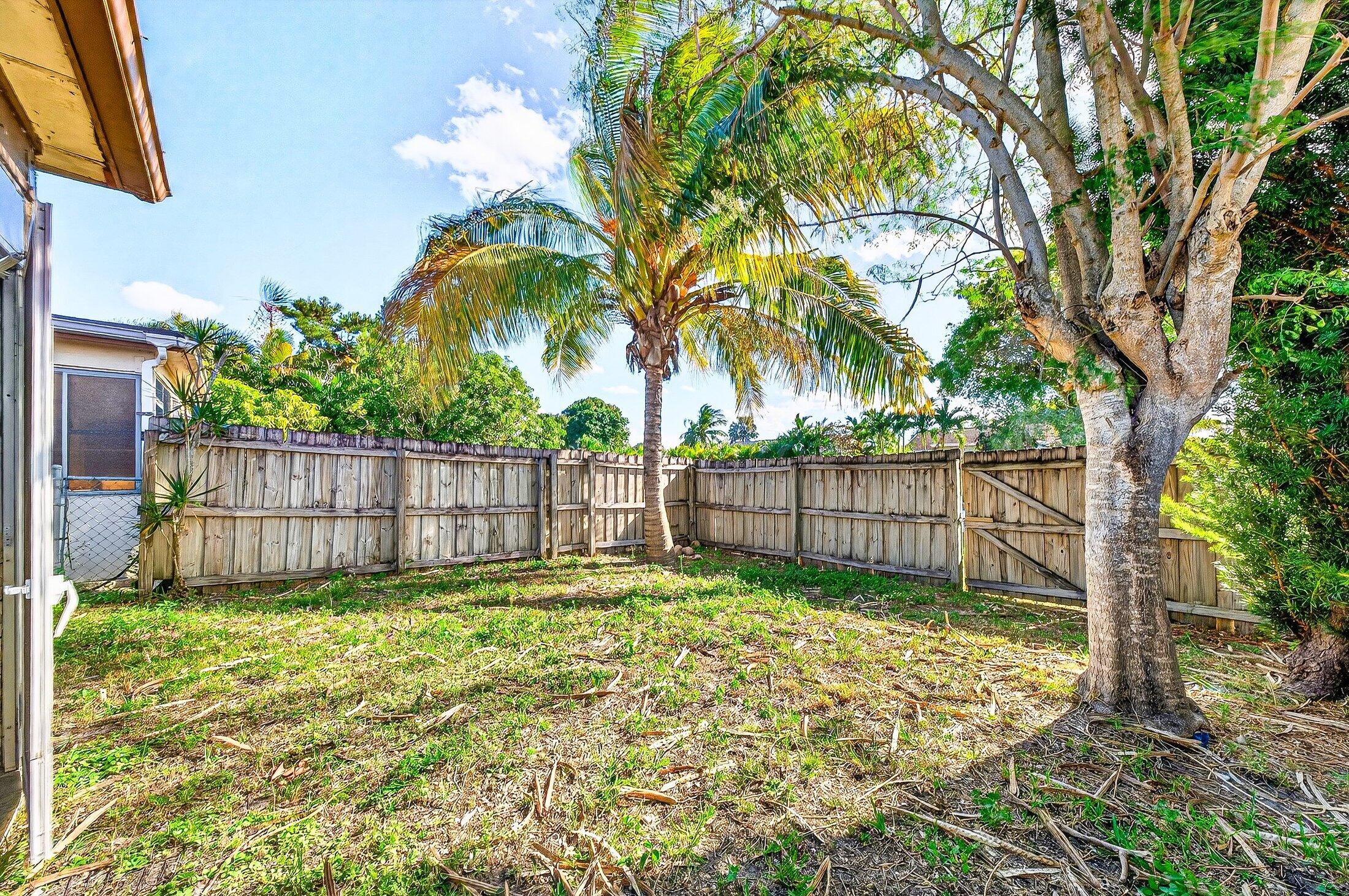 108 Pinewood Court Jupiter, FL 33458 - Photo 2 of 25 Backyard