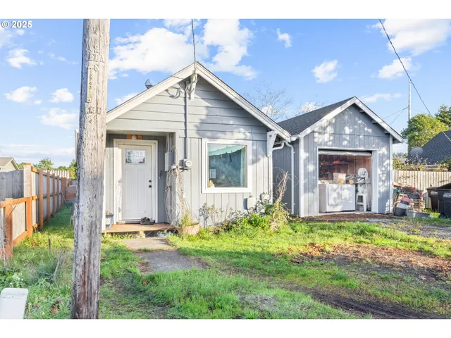 a view of a house with backyard and garden
