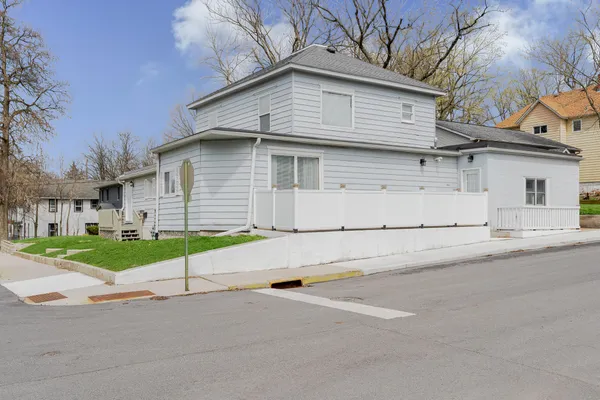 $950 | 361 Locust Street, Unit 3, Valparaiso, IN 46383