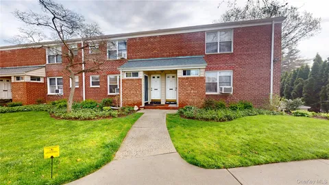 $299,000 | 33 Edwards Street, Unit 1B, Roslyn Heights, NY 11577