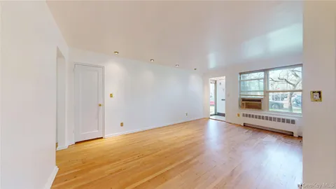 $299,000 | 33 Edwards Street, Unit 1B, Roslyn Heights, NY 11577