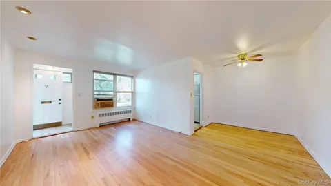 $299,000 | 33 Edwards Street, Unit 1B, Roslyn Heights, NY 11577