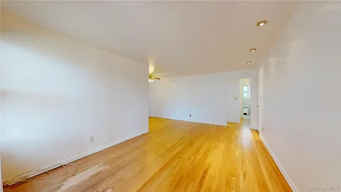 $299,000 | 33 Edwards Street, Unit 1B, Roslyn Heights, NY 11577