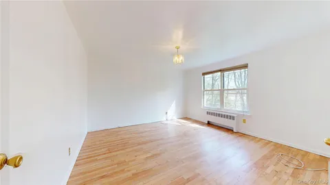 $299,000 | 33 Edwards Street, Unit 1B, Roslyn Heights, NY 11577