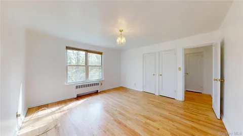 $299,000 | 33 Edwards Street, Unit 1B, Roslyn Heights, NY 11577