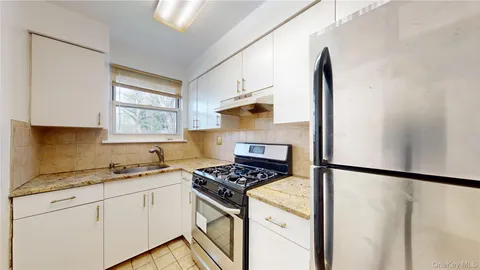 $299,000 | 33 Edwards Street, Unit 1B, Roslyn Heights, NY 11577