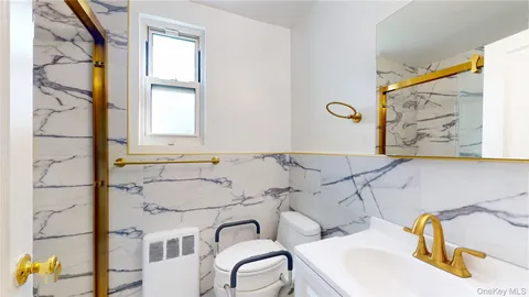 $299,000 | 33 Edwards Street, Unit 1B, Roslyn Heights, NY 11577