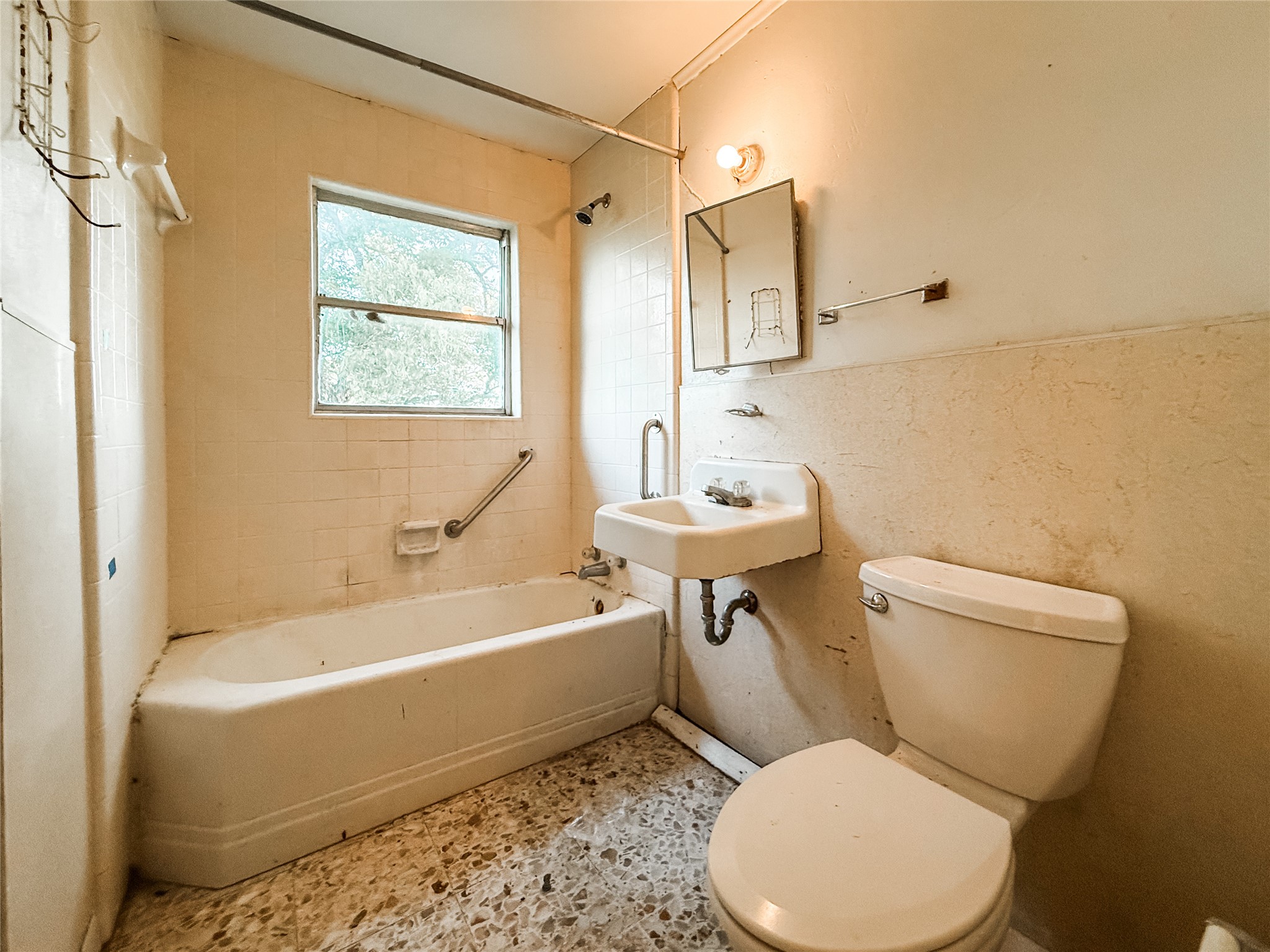1002 Neiser Lane Weimar, TX 78962 - Photo 12 of 23 a bathroom with a toilet sink and bathtub