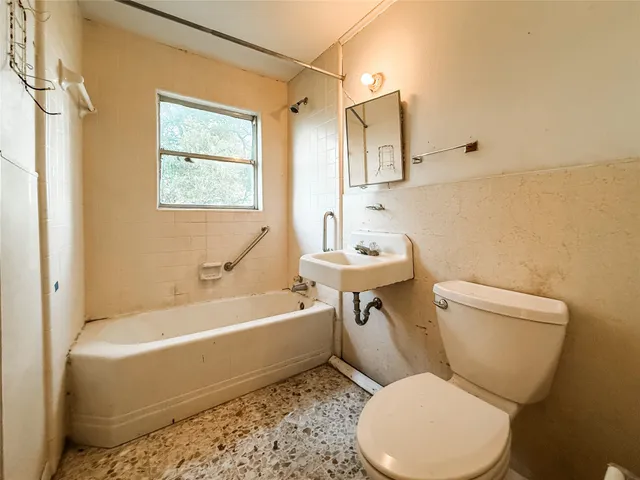 $175,000 | 1002 Neiser Lane, Weimar, TX 78962