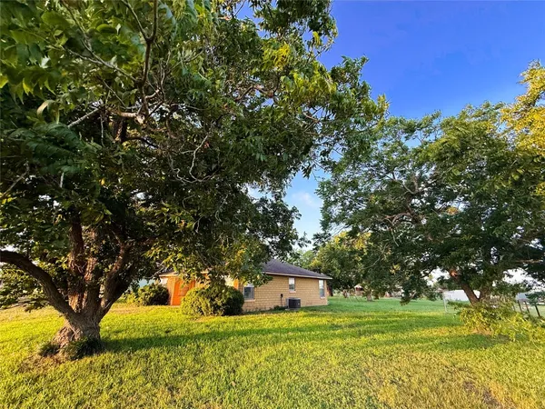 $130,000 | 1002 Neiser Lane, Weimar, TX 78962