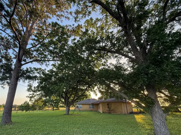 $130,000 | 1002 Neiser Lane, Weimar, TX 78962