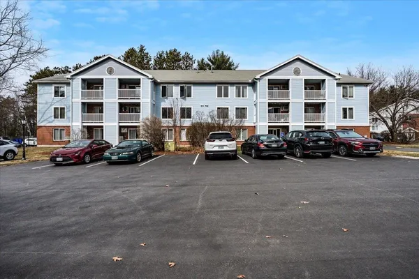 $298,000 | 2 Timberwood Drive, Unit 101, Goffstown, NH 03045