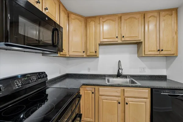 $298,000 | 2 Timberwood Drive, Unit 101, Goffstown, NH 03045
