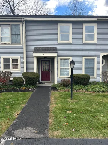 $299,000 | 24 Minuteman Court, Halfmoon, NY 12065