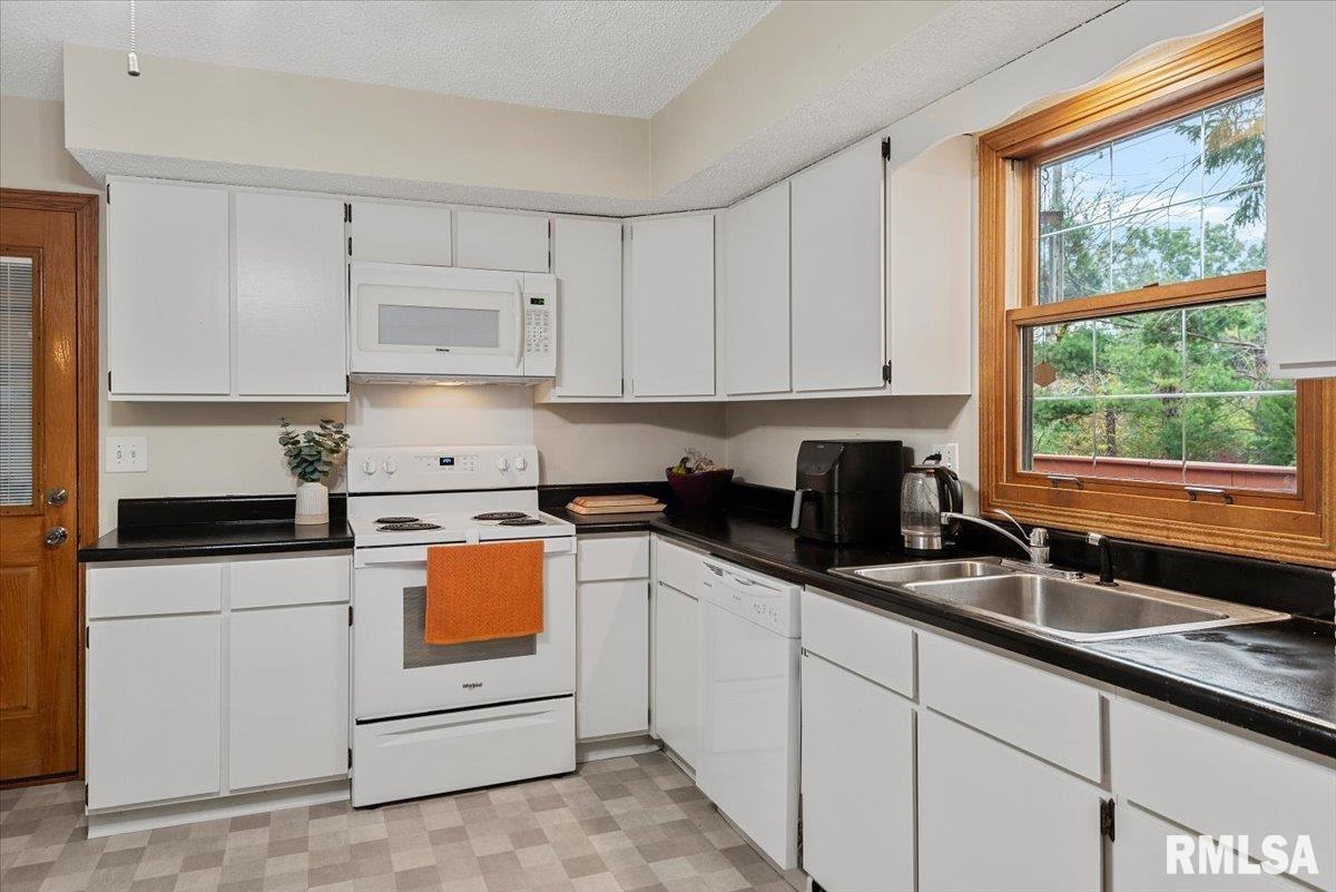 9 Bonnie Brook Road Chatham, IL 62629 - Photo 9 of 25 Gallery Image 9