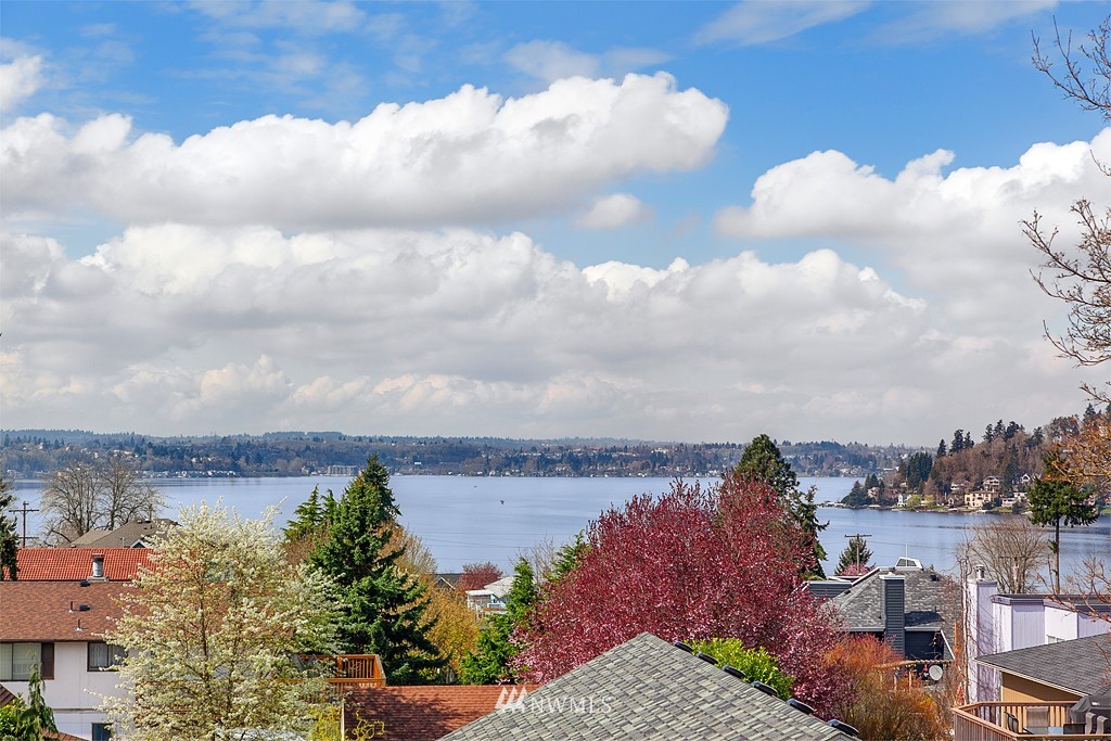 1028 North 32nd Street Renton, WA 98056 - Photo 2 of 15 Gallery Image 2