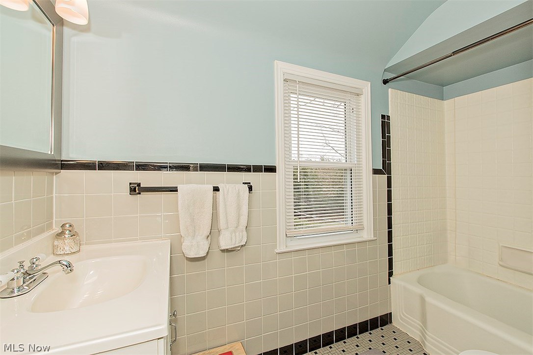 1387 Croyden Road Lyndhurst, OH 44124 - Photo 30 of 35