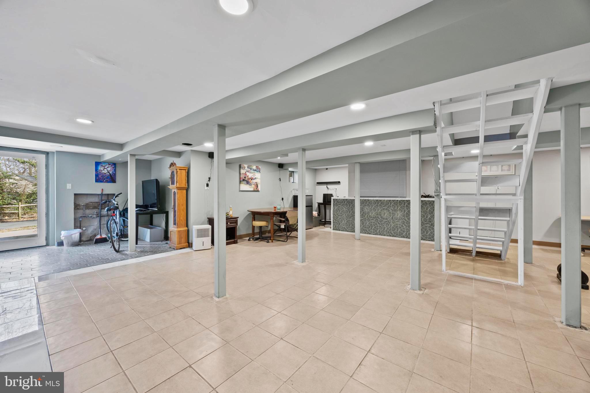 452 Kyle Road Crownsville, MD 21032 - Photo 35 of 46 a view of a livingroom with table and chair