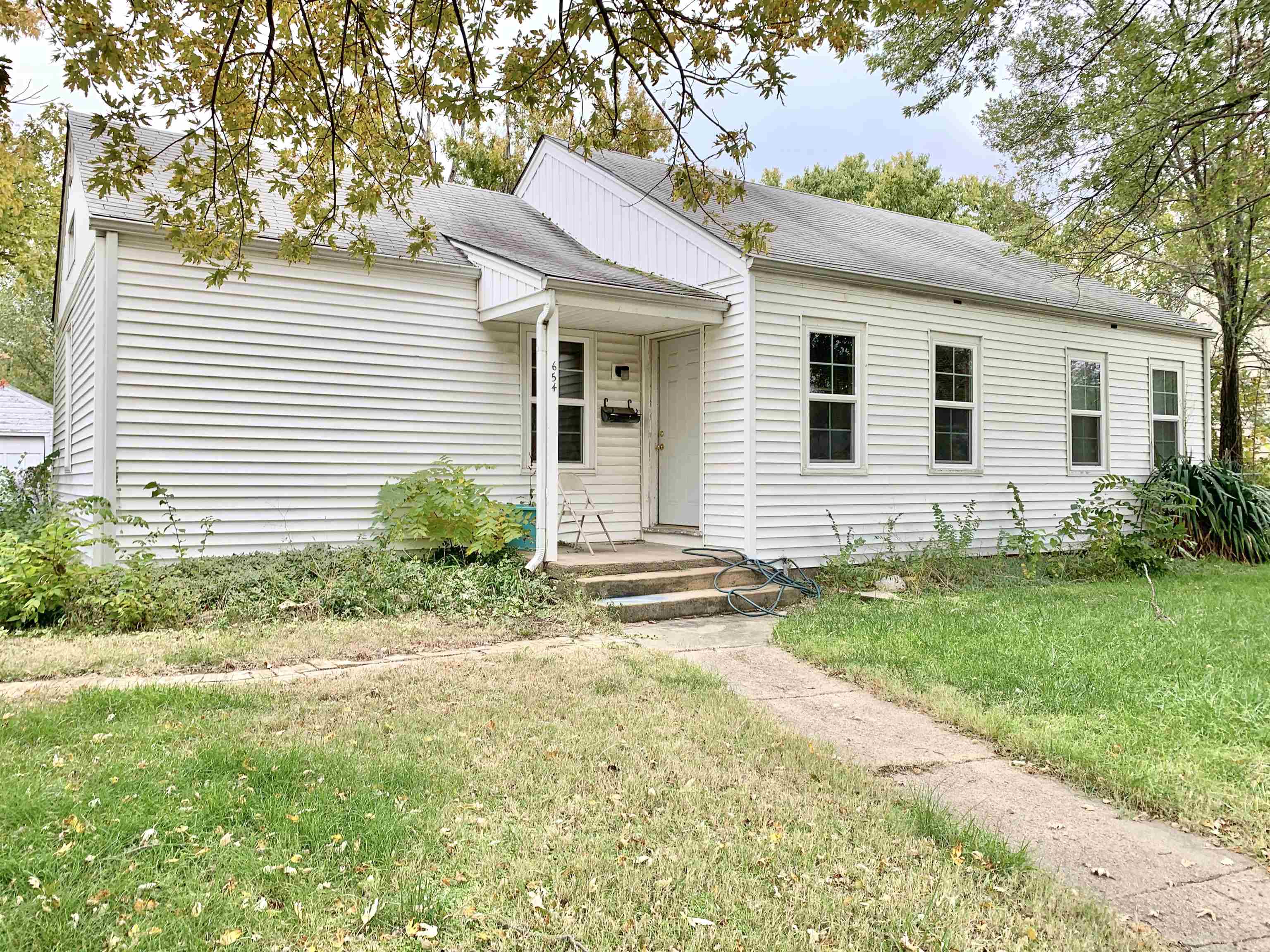 654 Harding Street Wichita, KS 67208 - Photo 1 of 25