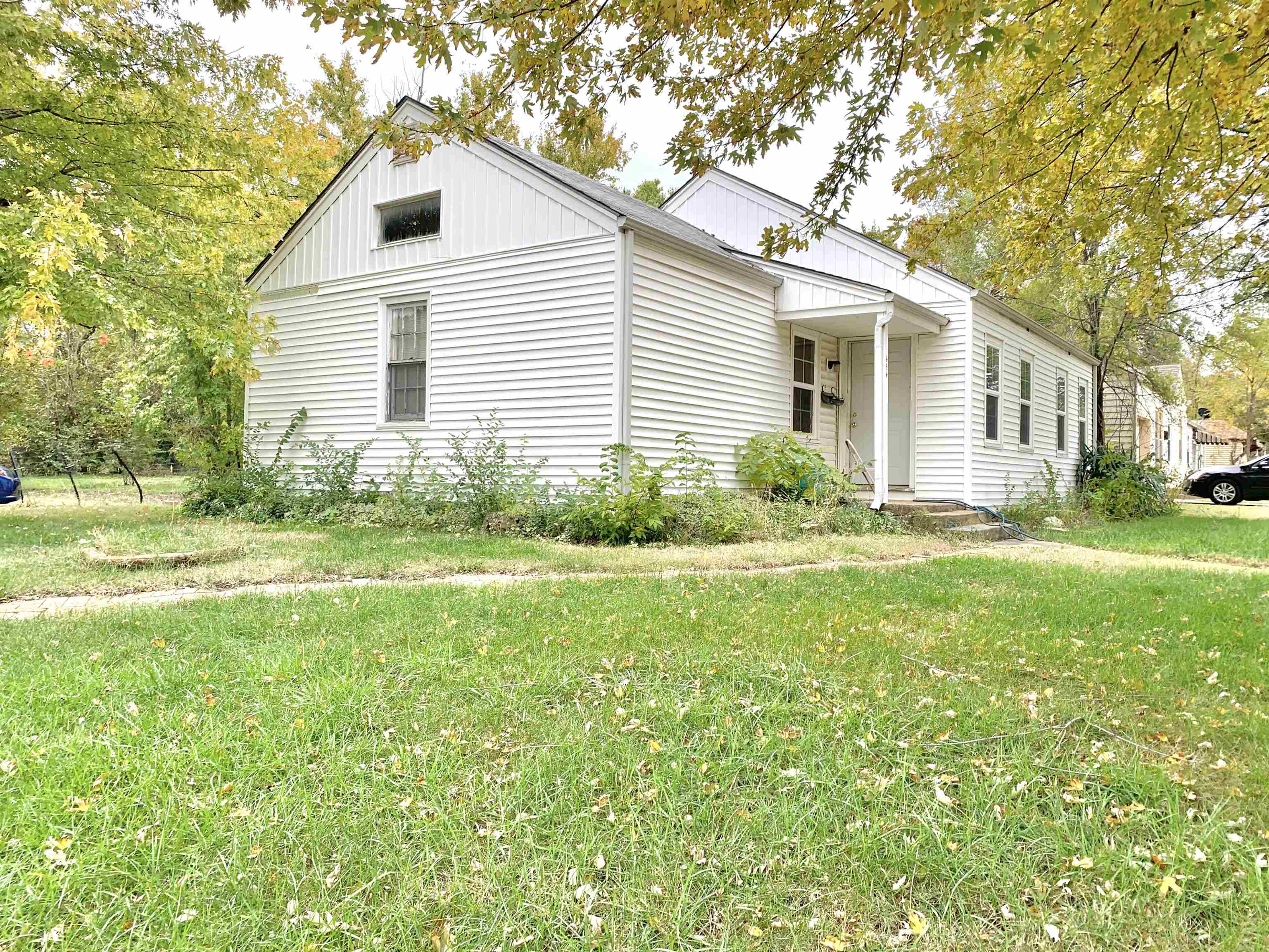 654 Harding Street Wichita, KS 67208 - Photo 2 of 25
