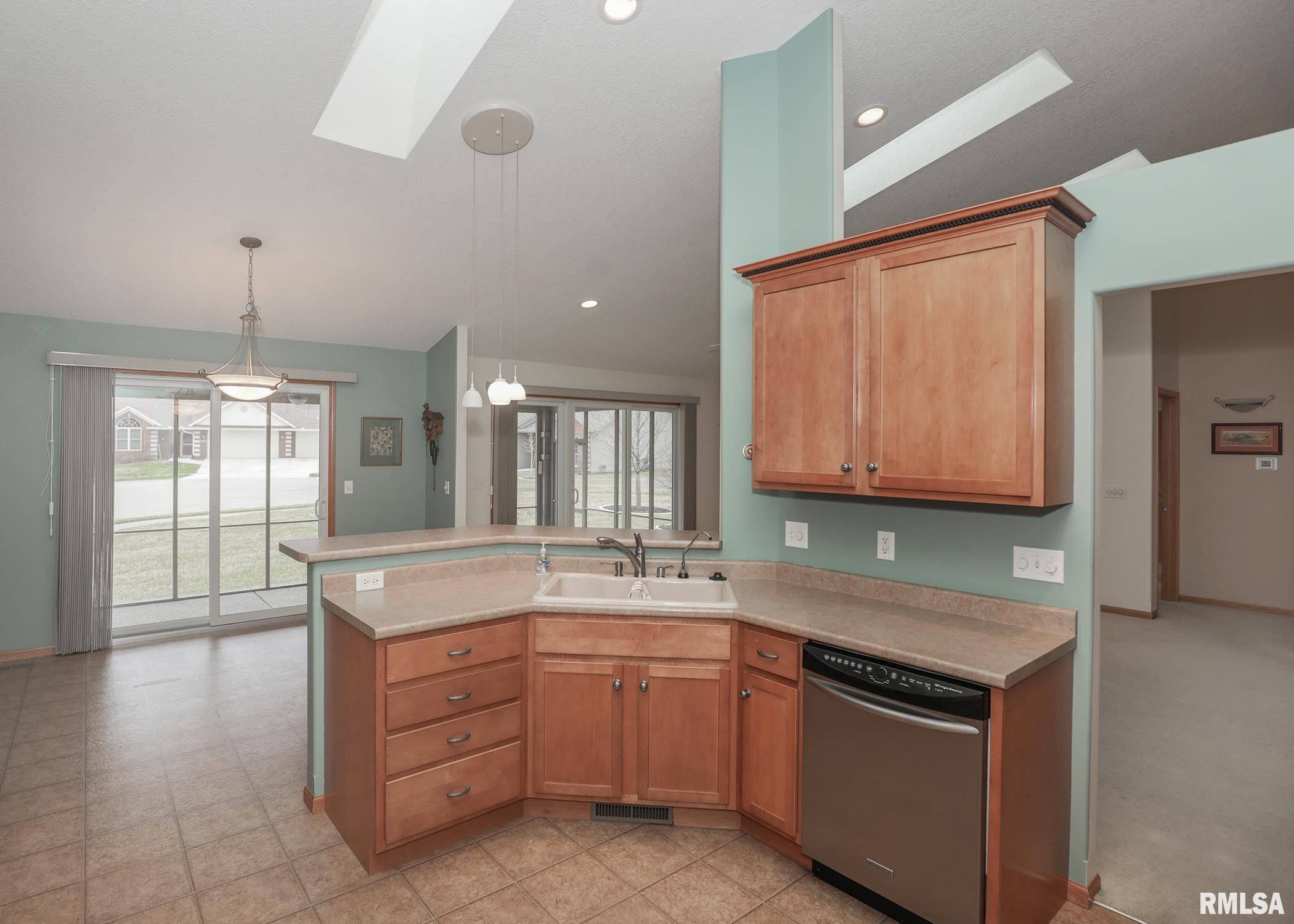 1356 33rd Ave Circle Silvis, IL 61282 - Photo 15 of 35