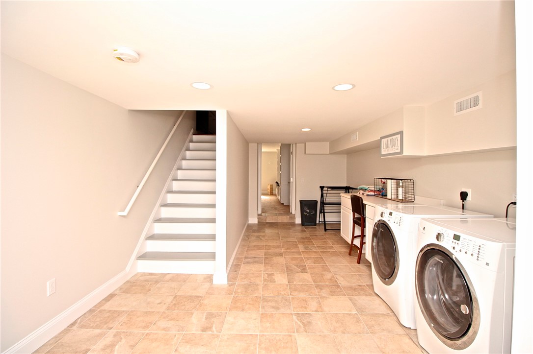 190 Coggeshall Avenue Newport, RI 02840 - Photo 27 of 50 Laundry view to family room