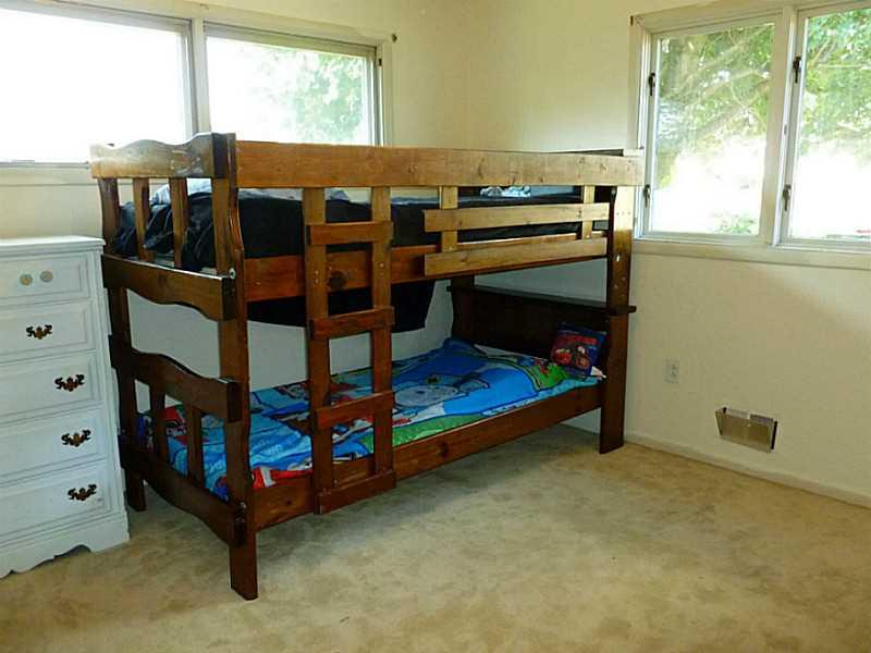 29 Greenview Drive McKees Rocks, PA 15136 - Photo 11 of 21 Bedroom.