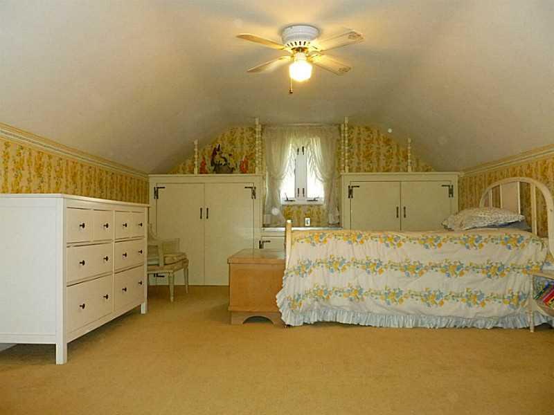 29 Greenview Drive McKees Rocks, PA 15136 - Photo 12 of 21 Bedroom.