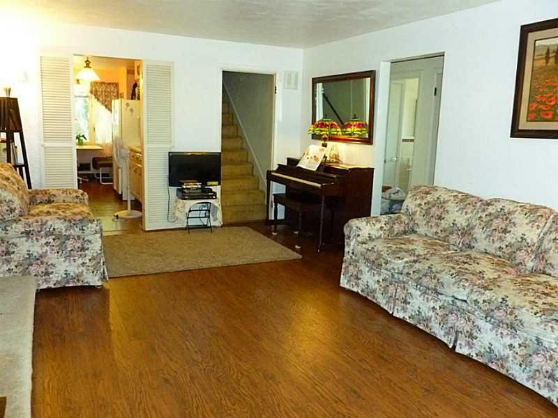 29 Greenview Drive McKees Rocks, PA 15136 - Photo 3 of 21 Living Room.