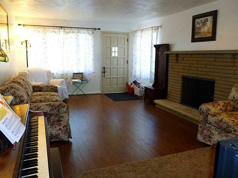 29 Greenview Drive McKees Rocks, PA 15136 - Photo 4 of 21 Den/Family/Great Room.