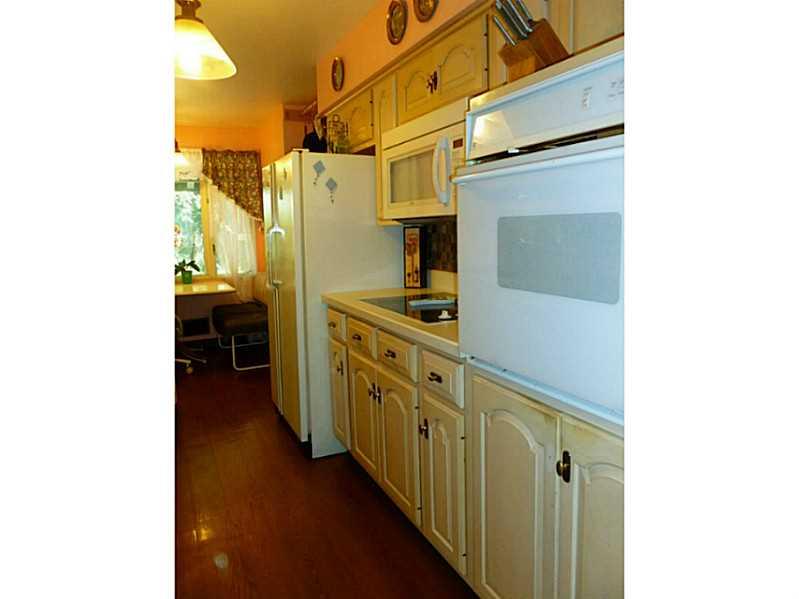 29 Greenview Drive McKees Rocks, PA 15136 - Photo 7 of 21 Kitchen.
