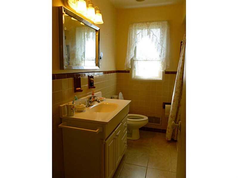 29 Greenview Drive McKees Rocks, PA 15136 - Photo 10 of 21 Full Bath.