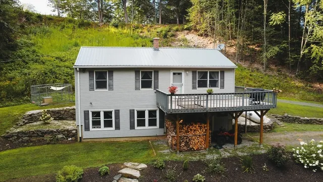 a view of a house with backyard and garden