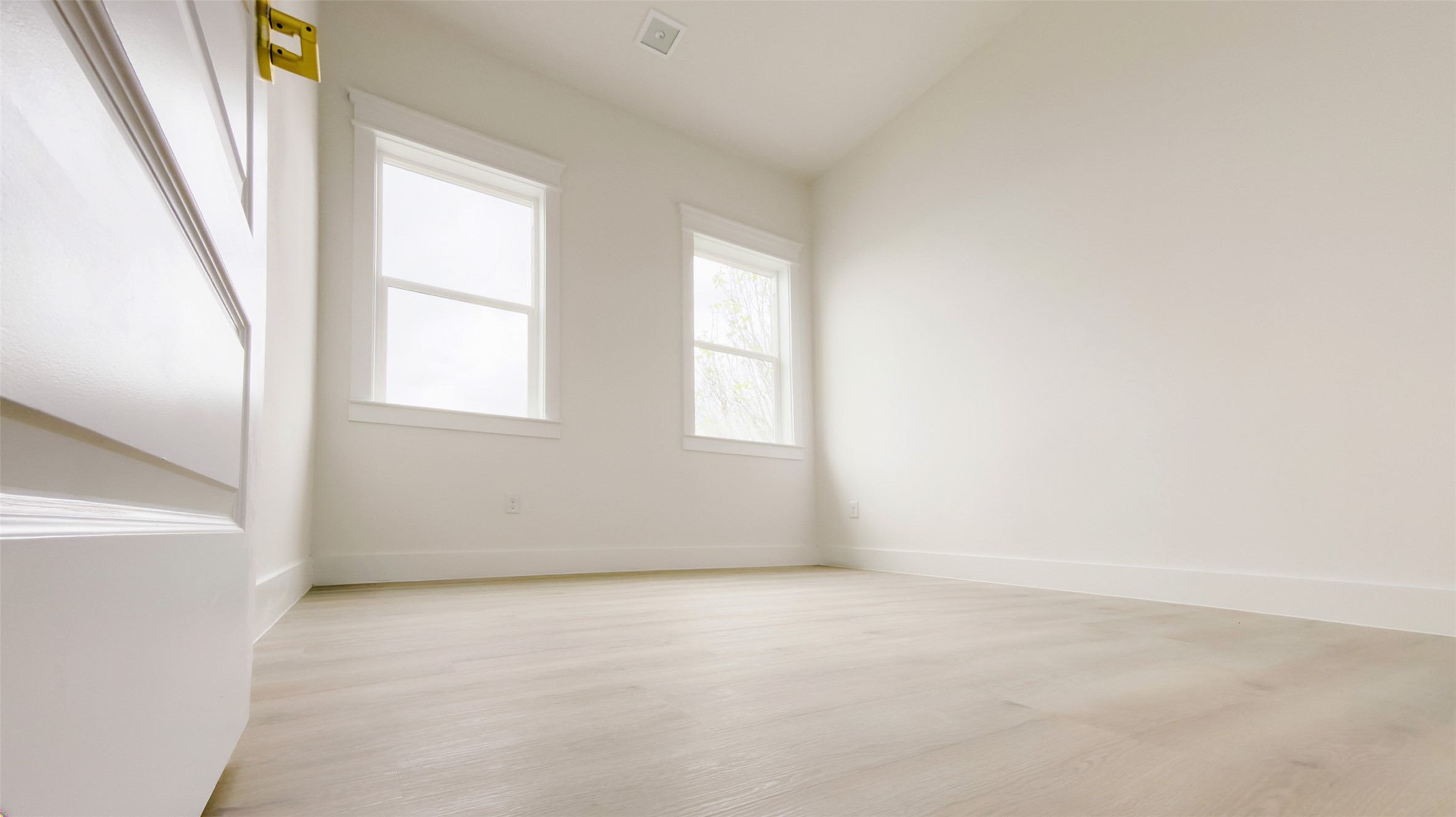 823 North Loop Houston, TX 77022 - Photo 15 of 23 an empty room with windows