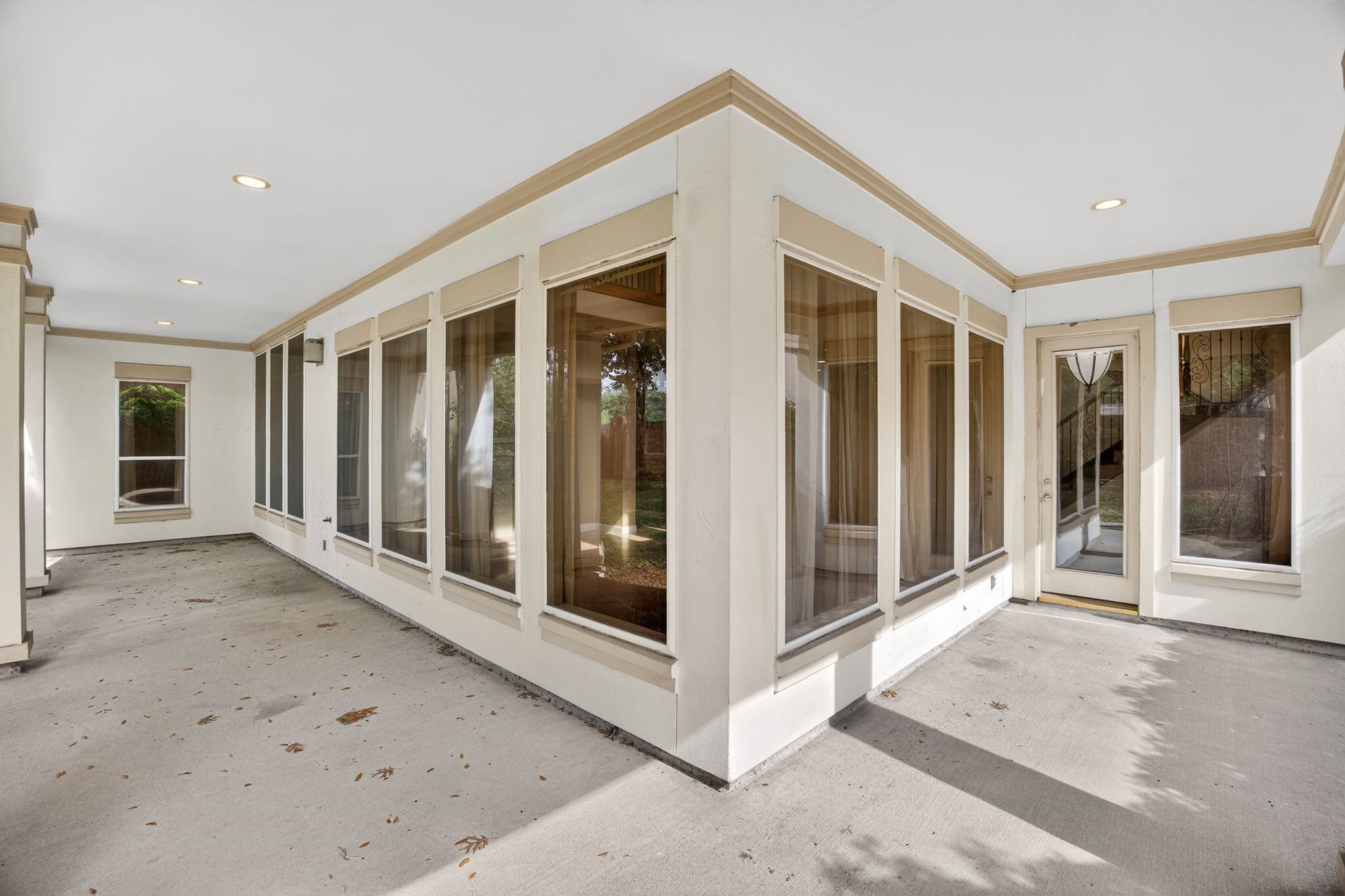 11511 Gallant Ridge Lane Houston, TX 77082 - Photo 48 of 49 a view of a big room with balcony
