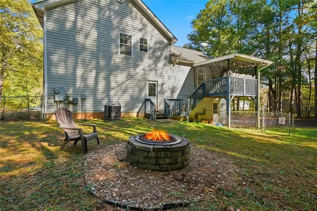 a view of a house with backyard