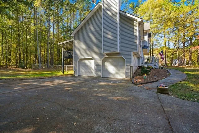 a view of a house with backyard and a tree