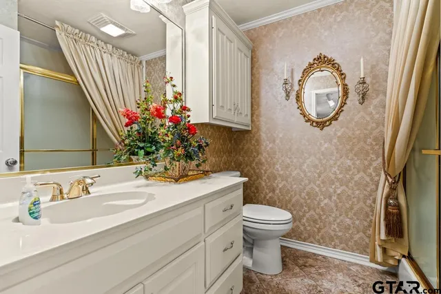 $559,900 | 106 Cheyenne Street, Gilmer, TX 75644