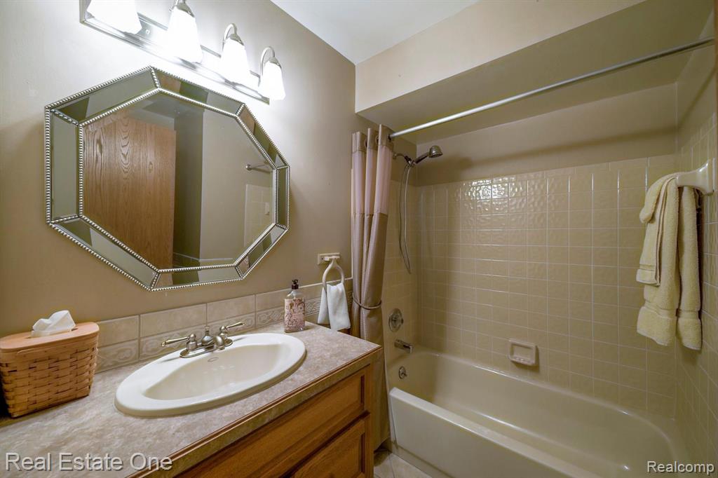 2229 Flanders Drive Rochester Hills, MI 48307 - Photo 23 of 34