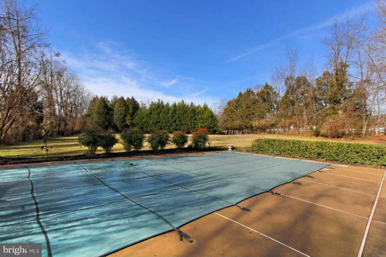 6050 Colchester Road Fairfax, VA 22030 - Photo 20 of 23 Patio and Pool
