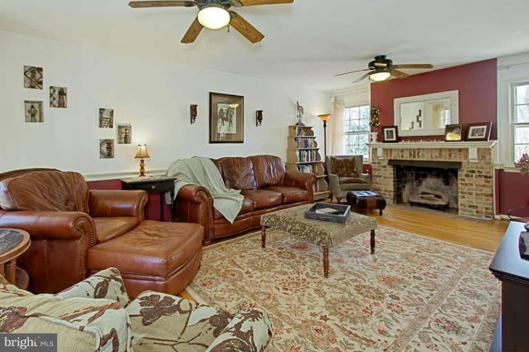 6050 Colchester Road Fairfax, VA 22030 - Photo 3 of 23 Family Room