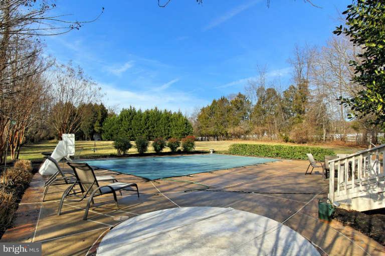 6050 Colchester Road Fairfax, VA 22030 - Photo 22 of 23 Patio and Pool