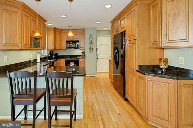 6050 Colchester Road Fairfax, VA 22030 - Photo 7 of 23 Kitchen