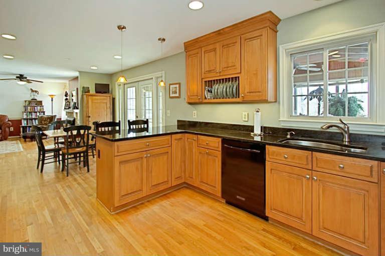 6050 Colchester Road Fairfax, VA 22030 - Photo 8 of 23 Kitchen