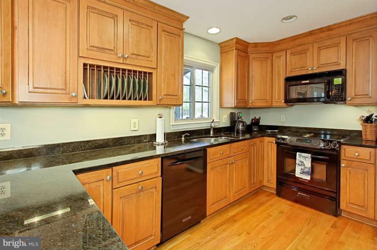 6050 Colchester Road Fairfax, VA 22030 - Photo 9 of 23 Kitchen
