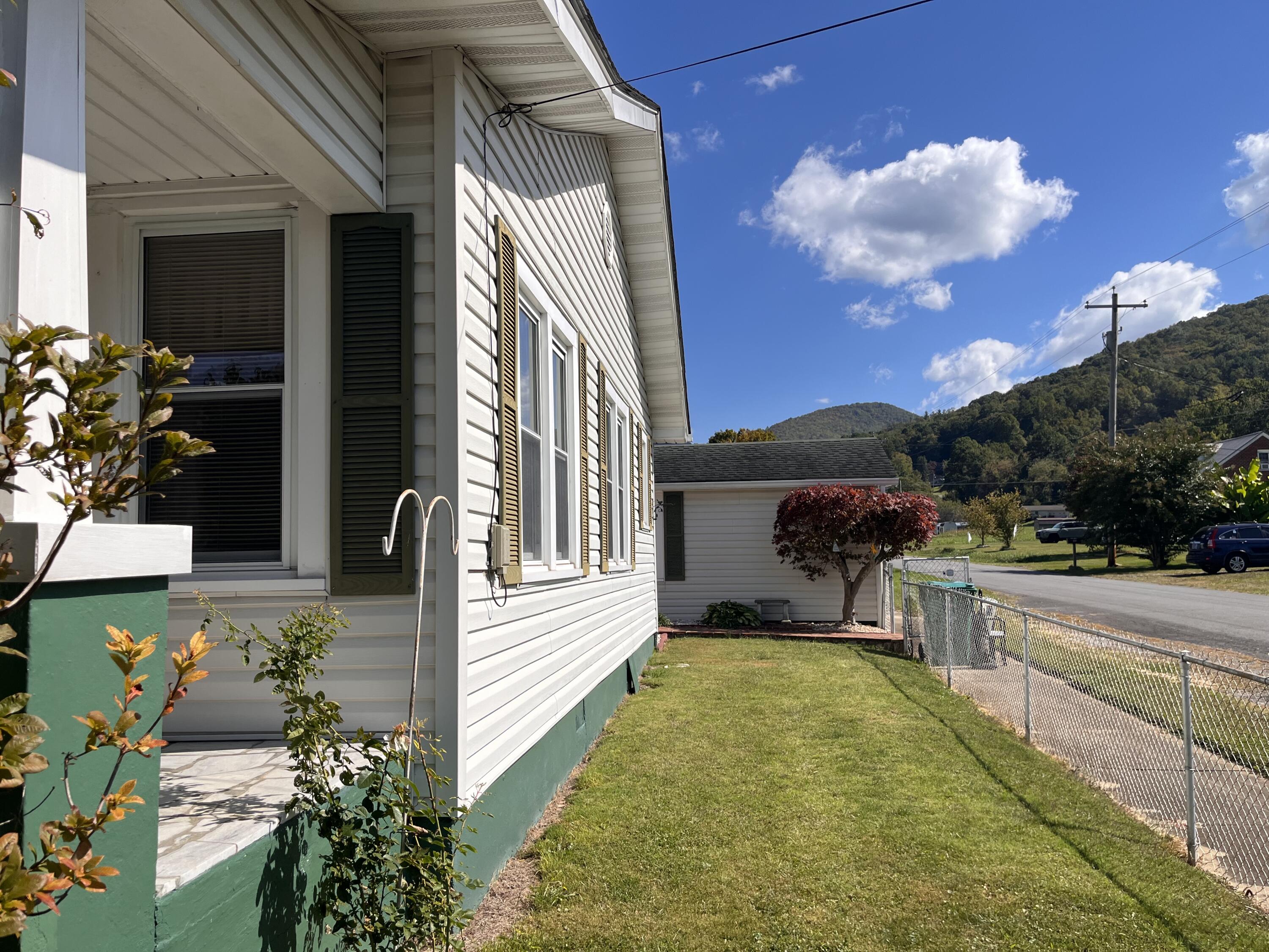 417 2nd Avenue Hampton, TN 37658 - Photo 5 of 44 IMG_5205